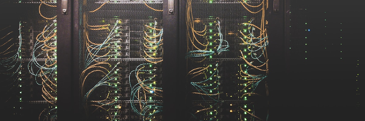 网络安全概念图，显示锁和盾牌保护数字设备和数据