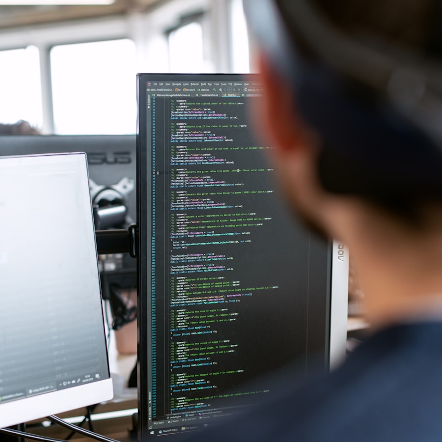 程序员在现代化办公室中使用多显示器进行高效编程工作